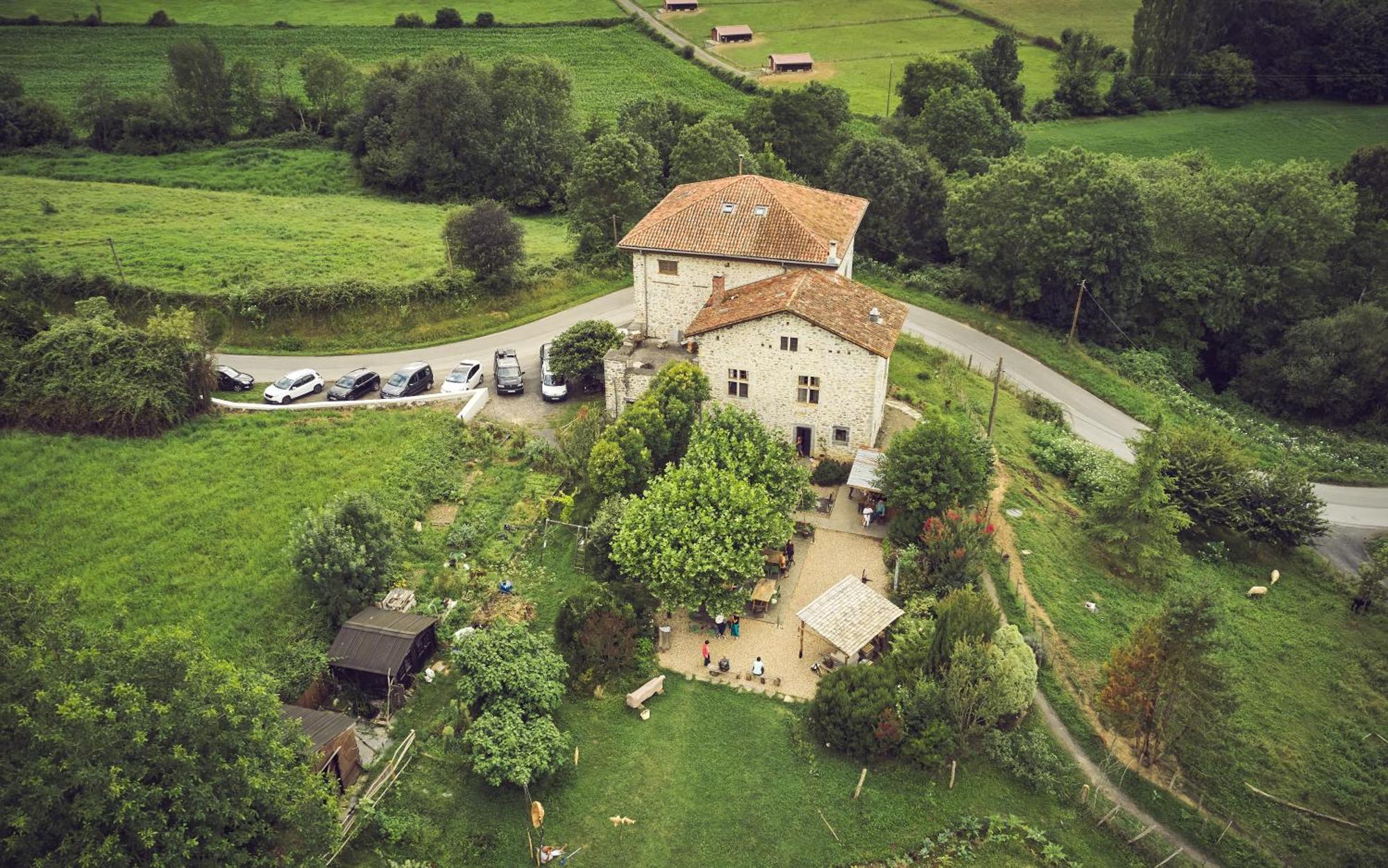 Les Fous Du Village Saint-Esteben Exterior photo
