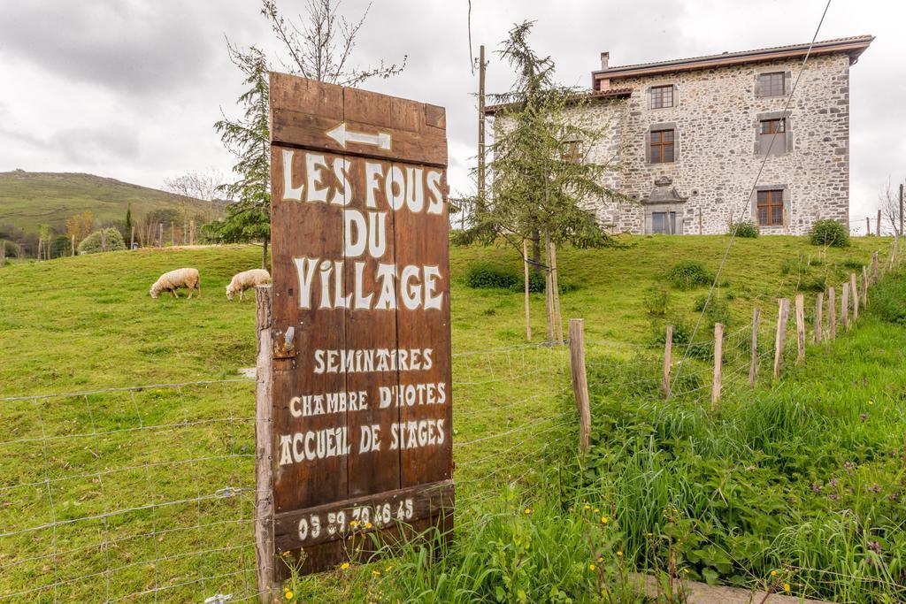 Les Fous Du Village Saint-Esteben Exterior photo
